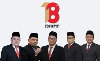 Anggota Bawaslu Kabupaten Karawang dari kanan ke kiri Ade Permana, Akhmad Syafei, Engkus Kusnadi, Rizal Fuad Muttaqin, Adnan Maushufi.