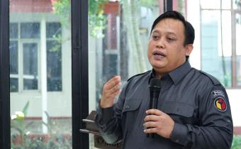 Ade Permana, Kordiv. PPHM Bawaslu Kabupaten Karawang saat melaksnakan Sosialiasi.