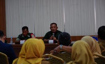 Akhmad Syafe'i Kordiv. PP Datin Bawaslu Kabupaten Karawang saat menyampaikan Konsolidasi Demokrasi dihadapan unsur Pemerintahan Kecamatan Karawang Barat, Selasa, (02/06/2026).