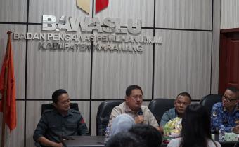 Syaeful Bachri, Kordiv. Penanganan Pelanggaran Bawaslu Provinsi Jawa Barat saat memberikan arahan dan membuka acara pada kegiatan Pendidikan Pengawas Partisipatif 2026 di Bawaslu Kabupaten Karawang, Kamis (18/06/2026).