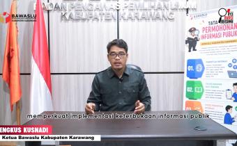 Engkus Kusnadi Ketua Bawaslu Kabupaten Karawang saat diwawancarai keterbukaan Infromasi Publik oleh tim Humas, Kamis (23/07/2026).