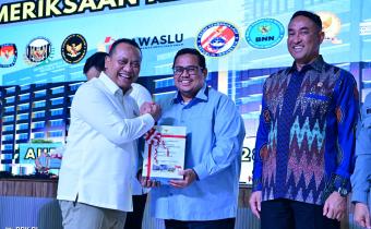 Anggota I BPK Nyoman Adhi Suryadnyana (kiri) bersama Ketua Bawaslu Rahmat Bagja dalam agenda Penyerahan Laporan Hasil Pemeriksaan (LHP) atas Laporan Keuangan Kementerian/Lembaga Tahun 2025 di Auditorium BPK, Selasa (28/7/2026).