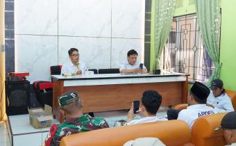 Engkus Kusnadi dan Ade Permana Ketua dan Anggota Bawaslu Kabupaten Karawang saat mengisi acara pembentukan Kampung Pengawasan Partisipatif di Desa Rangdumulya Kecamatan Pedes, Karawang Rabu (15/07/2026).
