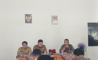 Akhmad Syafei Kordiv. Penanganan Pelanggaran Bawaslu Kabupaten Karawang saat memberikan materi penguatan demokrasi di hadapan para Kepala Desa se Kecamatan Telagasari Karawang, Selasa (14/07/2026).