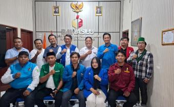 Jajaran Pimpinan Bawaslu Kabupaten Karawang bersama OKP dan Karang Taruna Kabupaten Karawang saat kegiatan penjajakan Perjanjian Kerjasama Bawaslu Karawang Jajaki Kerja Sama Pengawasan Partisipatif Bersama Organisasi Kepemudaan di Kantor Bawaslu Kabupaten Karawang pada, Rabu (09/09/26).