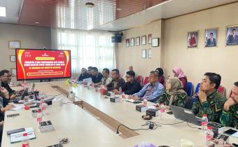 Ketua didampingi Kepala Sekretariat beserta Jajaran Staf Bawaslu Kabupaten Karawang saat menghadiri Rakor Persiapan Pleno PDPB Triwulan III di Kantor KPU Karawang, Kamis (24/09/26). 