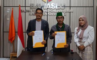 Ketua Bawaslu Kabupaten Karawang Engkus Kusnadi bersam Ketua Cabang HMI Karawang Satria Barqi didampingi pengurus, saat penandatangan kerja sama di Kantor Bawaslu Kabupaten Karawang, Rabu (16/09/2026).