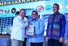 Anggota I BPK Nyoman Adhi Suryadnyana (kiri) bersama Ketua Bawaslu Rahmat Bagja dalam agenda Penyerahan Laporan Hasil Pemeriksaan (LHP) atas Laporan Keuangan Kementerian/Lembaga Tahun 2025 di Auditorium BPK, Selasa (28/7/2026).