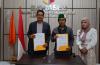 Ketua Bawaslu Kabupaten Karawang Engkus Kusnadi bersam Ketua Cabang HMI Karawang Satria Barqi didampingi pengurus, saat penandatangan kerja sama di Kantor Bawaslu Kabupaten Karawang, Rabu (16/09/2026).